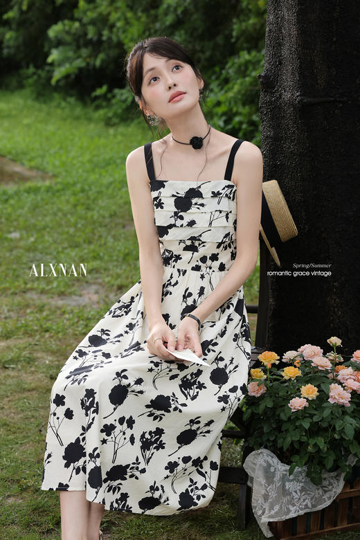 【6折秒杀】鹿向南「蔷薇午后」优雅白底黑花碎花吊带连衣裙夏季新款长裙女款L55992 商品图5