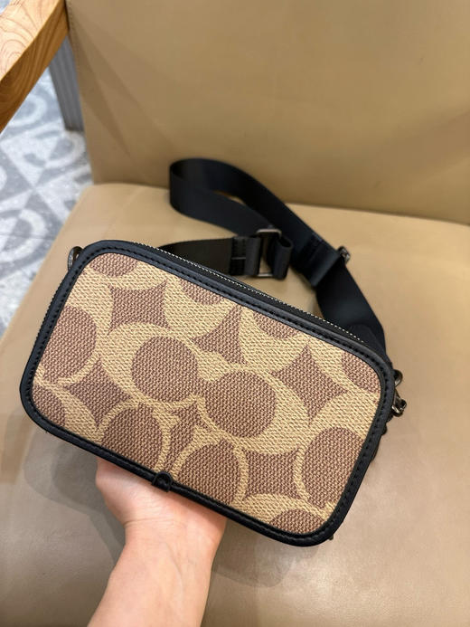 夏季特惠💰470【新品】蔻驰老花CAB80 压花CY888男士老花WYATT 斜挎单肩包通勤相机包 商品图1