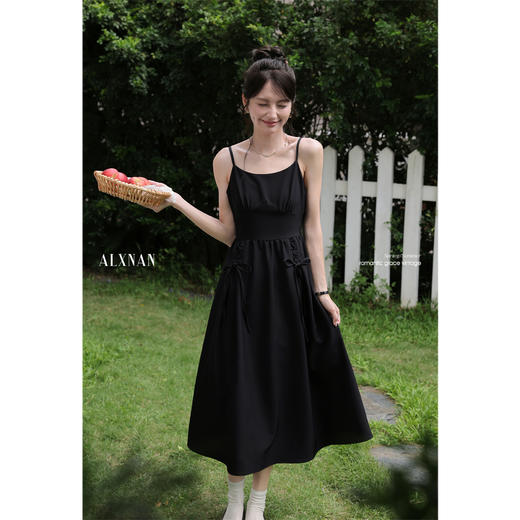 【65折秒杀】鹿向南「人间欢谣」气质设计感黑色吊带无袖连衣裙女A字长裙夏季L559102 商品图0