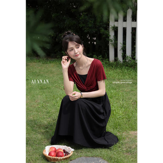 【6折秒杀】鹿向南「玫瑰序歌」优雅黑色吊带裙搭红色罩衫夏季新款气质长裙女 商品图3