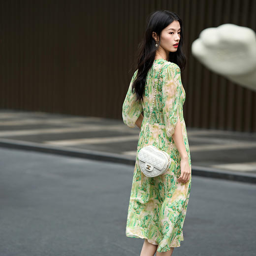 丁摩 春夏新品女装V字单排扣印花真丝收腰显气质桑蚕丝连衣裙5ZF-90480 商品图3