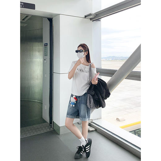 <曾小咸推荐>4.12现货秒杀 ！微信超特价！字母印花斜肩露肩短袖 日常89.99 立减40 秒杀49.99！！蓝色牛仔短裤 秒杀79.99！！ 商品图2