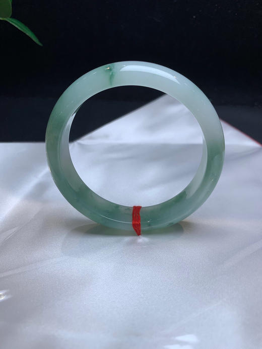 620117，57.5 带绿底手镯，大半圈带绿底、版型可以，整条均匀干净 商品图2