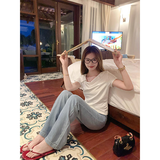 <曾小咸推荐>两色少女斜肩扭结露锁骨短袖T恤 商品图4