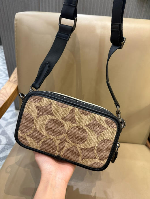 夏季特惠💰470【新品】蔻驰老花CAB80 压花CY888男士老花WYATT 斜挎单肩包通勤相机包 商品图0