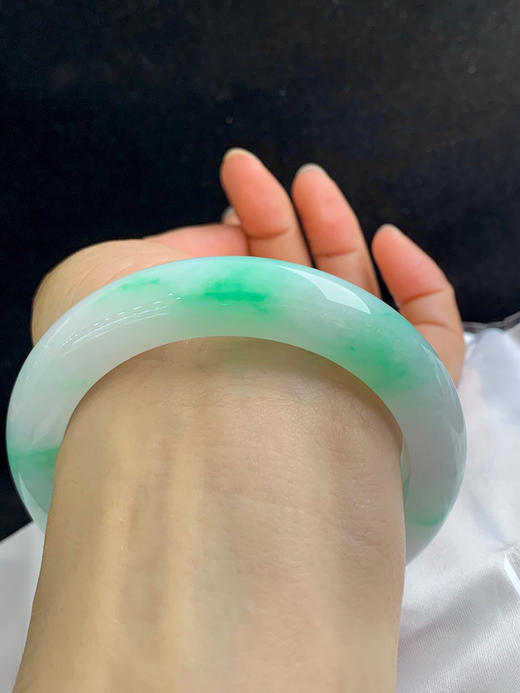 620123，59圈口，飘绿正圈平安镯，白底飘阳绿花，细腻有水，打灯有晶体纹 商品图5