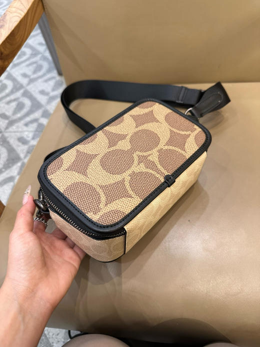 夏季特惠💰470【新品】蔻驰老花CAB80 压花CY888男士老花WYATT 斜挎单肩包通勤相机包 商品图4