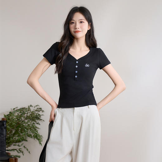 西遇修身正肩短袖t恤女2025年新款休闲美式显瘦v领短款上衣SS150198 商品图3