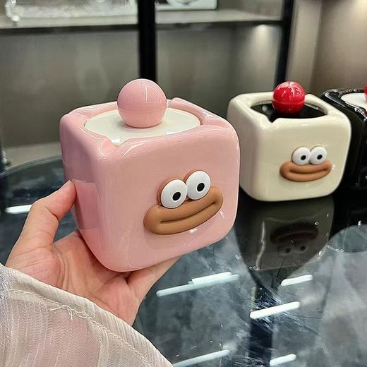 【带盖陶瓷烟灰缸】高颜值烟灰缸家用装饰个性客厅陶瓷创意摆件带盖防飞灰烟缸摆件。ry 商品图0