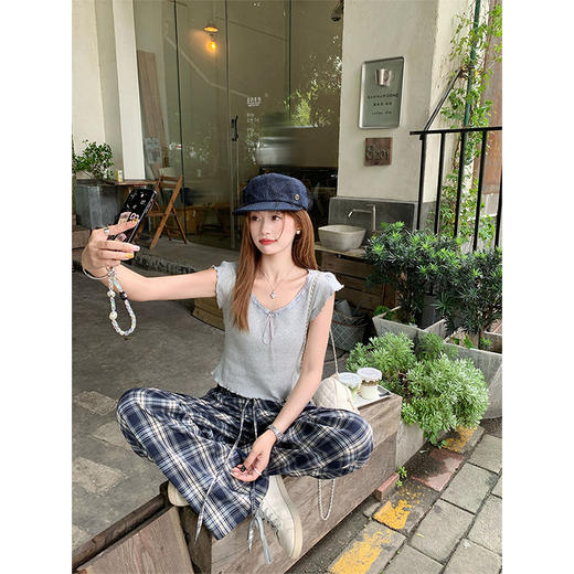 <曾小咸推荐>韩系纯欲Ｖ领木耳边修身Ｔ恤 商品图2