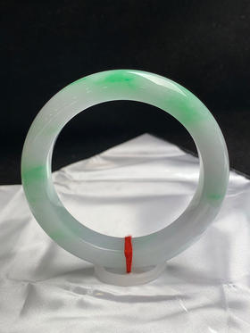 620123，59圈口，飘绿正圈平安镯，白底飘阳绿花，细腻有水，打灯有晶体纹