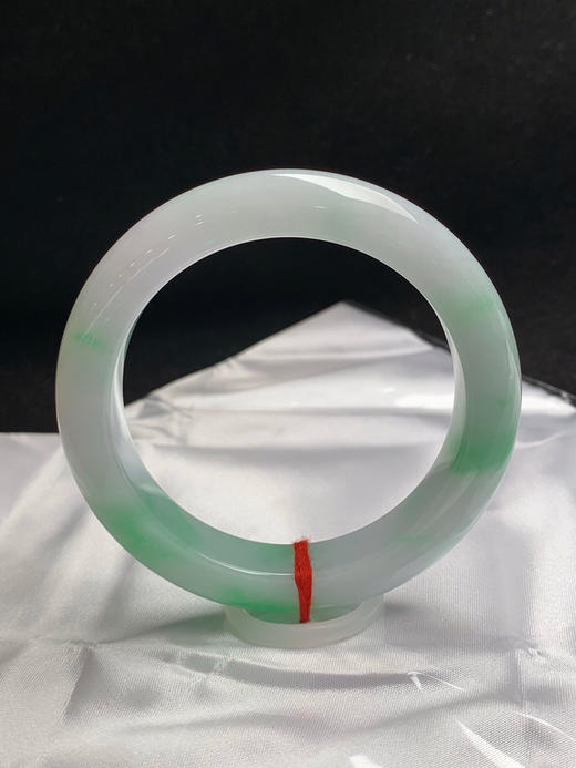 620123，59圈口，飘绿正圈平安镯，白底飘阳绿花，细腻有水，打灯有晶体纹 商品图3