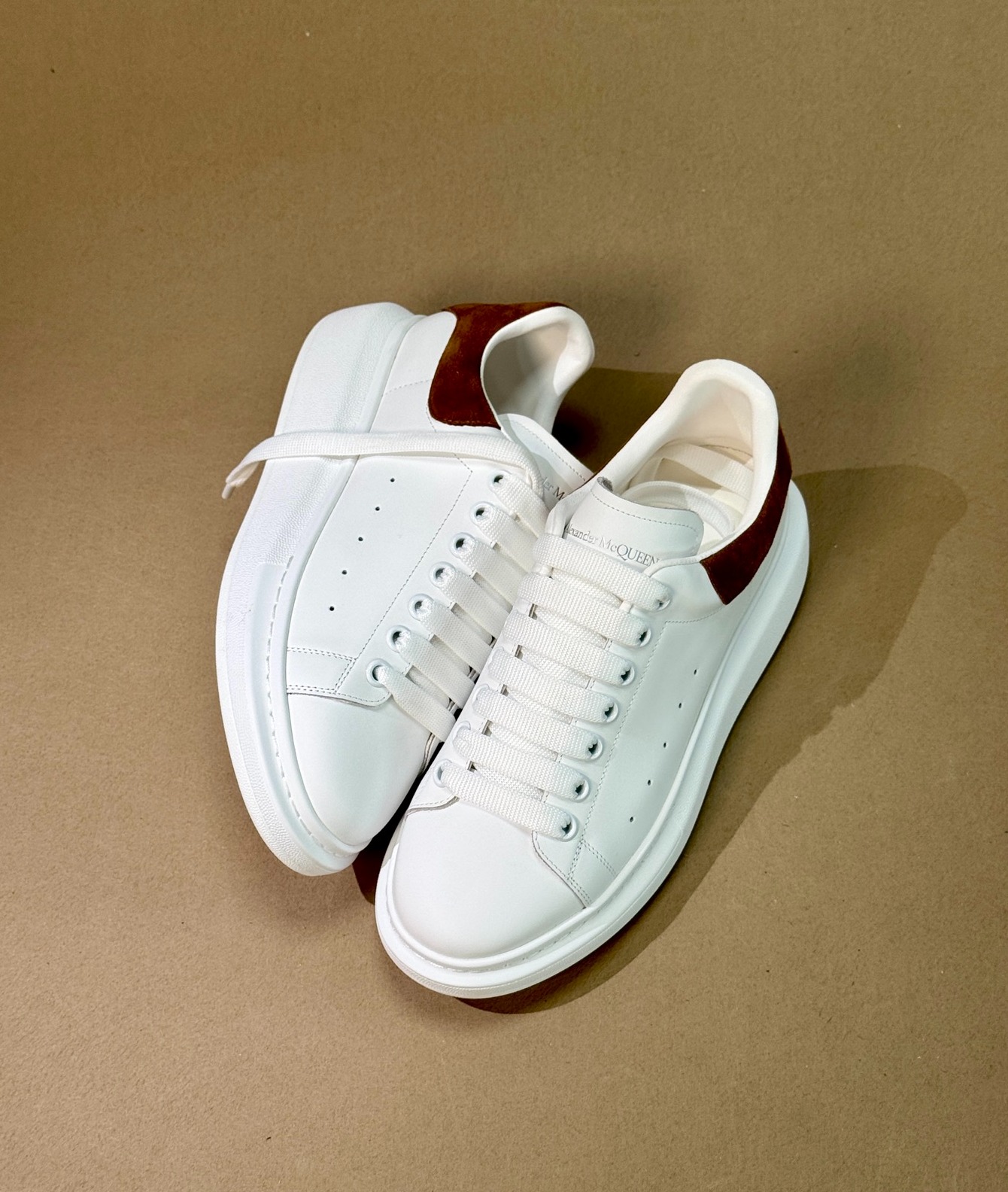 中性款绒面小白鞋