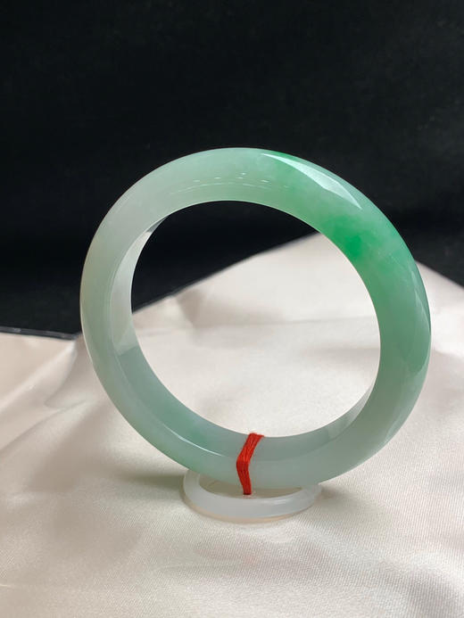 620122，54.5圈口，糯化飘绿正圈平安镯，种水好，底子细润，晴底色飘阳绿花，有处晶体纹，不抠 商品图2