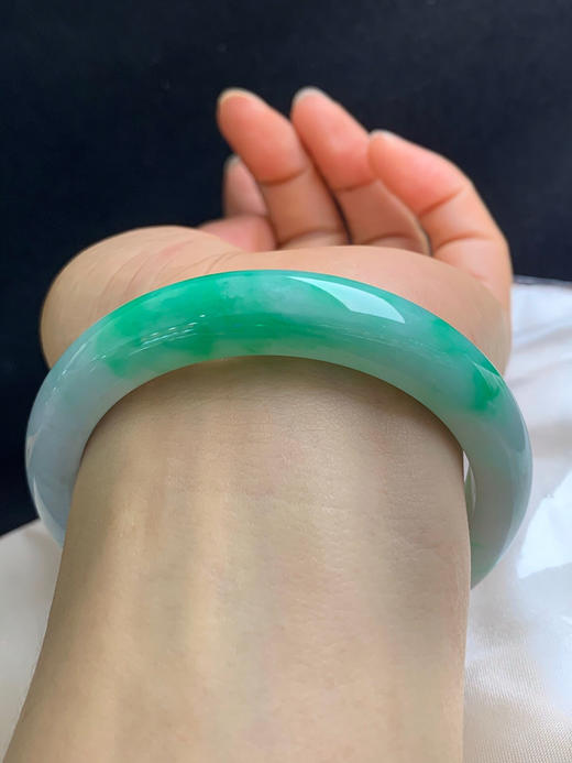 620120，58.6圈口，飘绿正圈平安镯，白底飘阳绿，色浓，底子细腻，有一处晶体纹 商品图4