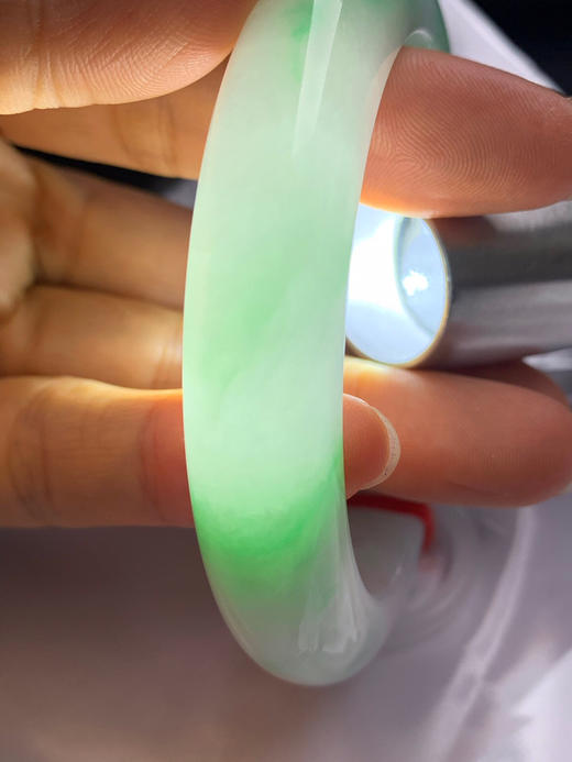 620123，59圈口，飘绿正圈平安镯，白底飘阳绿花，细腻有水，打灯有晶体纹 商品图4