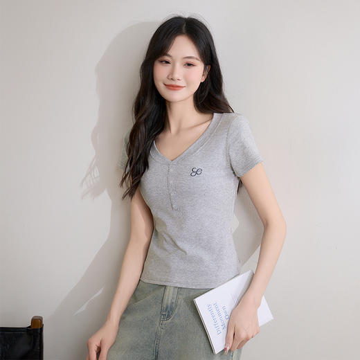 西遇修身正肩短袖t恤女2025年新款休闲美式显瘦v领短款上衣SS150198 商品图2