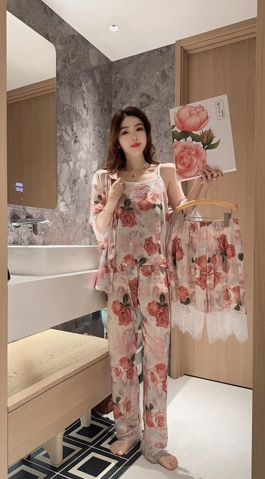 低至💰69.9‼ 美到犯规🔥又纯又欲【 𝐎𝐒𝐌𝐈𝐂 𝐀𝐑𝐌𝐈𝐍密码玫瑰睡衣四件套】比德芙巧克力还顺滑的缎面蕾丝家居睡衣系列！ 商品图0