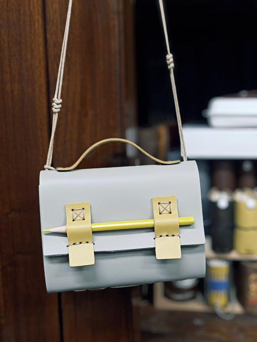 【现货】原创手工牛皮背包笔记本 / 樟木扣手工牛皮笔记本 包包 文创 广西师范大学出版社 商品图13