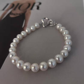 甄珠贝 想要珍珠手链的看过来哦，ji光淡水6.5-7.5mm，珠光chao亮，近圆微瑕，很适合日常佩戴的尺寸