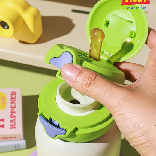 BEDDYBEAR杯具熊 星辰双饮儿童卡通图案保温杯带吸管水杯316钢大容量背带保温壶600ML 商品图6