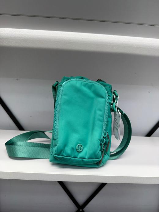 瑕疵Lululemon Water Bottle 男女款防泼水前侧口袋轻盈2L斜挎水壶包 商品图0