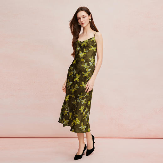 QF8A5斯尔丽2025新款高级感光泽缎面印花优雅V领显瘦X型吊带连衣裙 商品图8