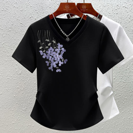 「自」全新升级【铂金会员109/天猫149/差价40】(10302)洛诗琳时尚印花T恤2025新款夏季百搭通勤亮片刺绣V领上衣女 商品图1