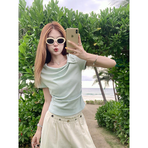 <曾小咸推荐>两色少女斜肩扭结露锁骨短袖T恤 商品图0