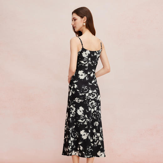 QF8A5斯尔丽2025新款高级感光泽缎面印花优雅V领显瘦X型吊带连衣裙 商品图1