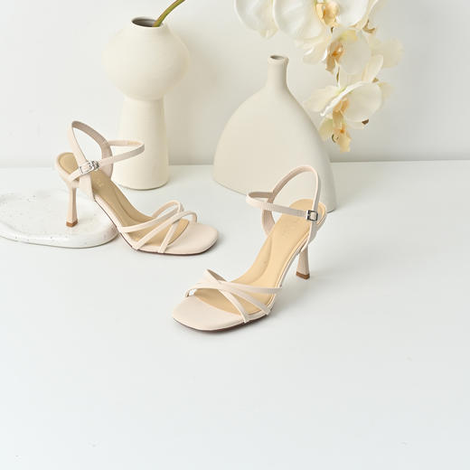 经典鲨2025夏季新品纯色简约8cm一字带气质露趾高跟鞋凉鞋女KC19-529161 商品图1