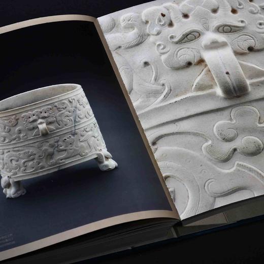 《宜子孙：汉代玉器集萃》，精装，大16开，良渚博物馆编，上海书画出版社2025年6月一版一印，两种版本：1、“长宜子孙”编号典藏版，特种靛青绒布面精装，定价750元，售价750元。2、“考古与艺 商品图5