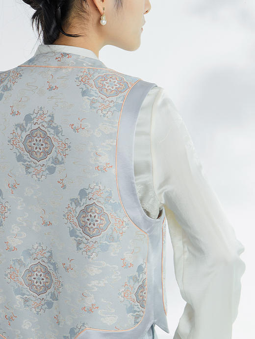 荷言HEYEN 梦璃 四合如意纹真丝织金马甲蓝色盘香一字扣高定系列 商品图3