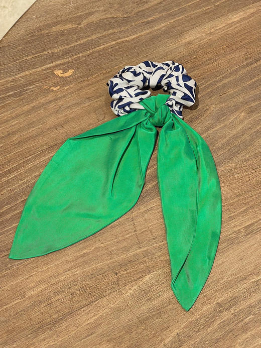 TYNVIE 撞色蝴蝶结扁手包和发带 - 黑白花 商品图3