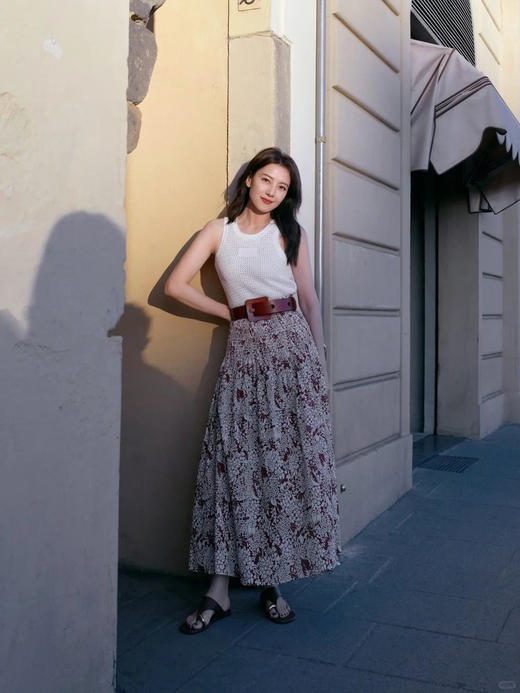 高圆圆同款波嬉风碎花半身裙 A 字伞形半裙 满幅印花花卉图案 复古怀旧 打揽设计腰头 腿侧高开衩设计 商品图0