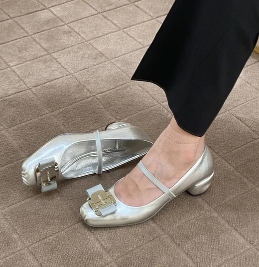 重磅推荐   菲拉金属扣单鞋   羊皮金属银单鞋  羊皮中跟单鞋/平底单鞋 商品图0