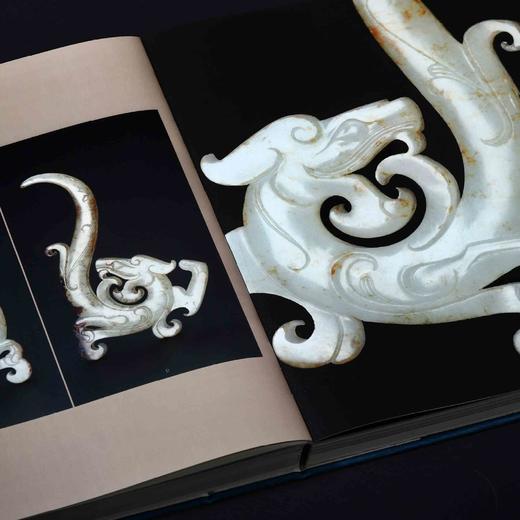 《宜子孙：汉代玉器集萃》，精装，大16开，良渚博物馆编，上海书画出版社2025年6月一版一印，两种版本：1、“长宜子孙”编号典藏版，特种靛青绒布面精装，定价750元，售价750元。2、“考古与艺 商品图6