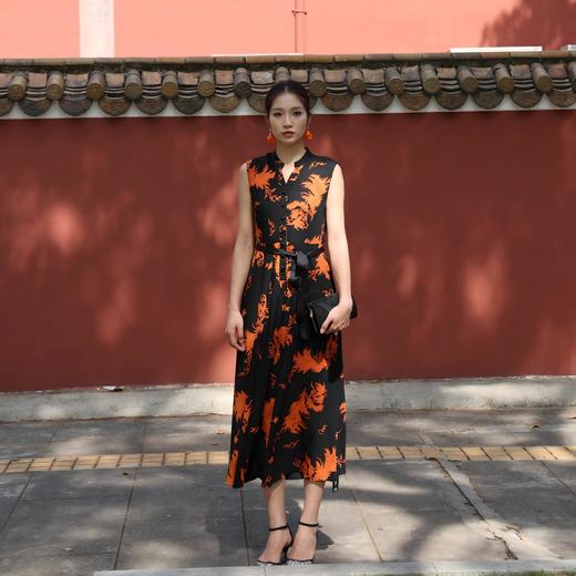 SZ2S51  苕荣色凤凰花连衣裙  轻盈飘逸的雪纺材质，无袖立领 + 单排扣门襟，搭配同面料黑色腰带，勾勒腰线；黑底搭配橙红色印花，融合东方美学，色彩对比强烈，视觉冲击力强。 商品图2