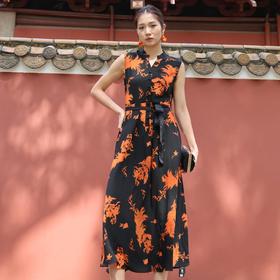 SZ2S51  苕荣色凤凰花连衣裙  轻盈飘逸的雪纺材质，无袖立领 + 单排扣门襟，搭配同面料黑色腰带，勾勒腰线；黑底搭配橙红色印花，融合东方美学，色彩对比强烈，视觉冲击力强。
