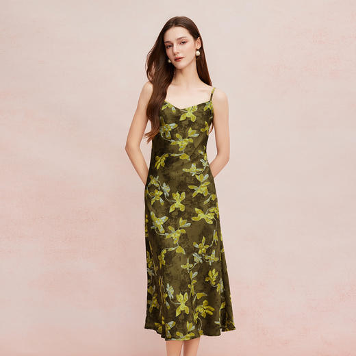 QF8A5斯尔丽2025新款高级感光泽缎面印花优雅V领显瘦X型吊带连衣裙 商品图5