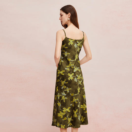 QF8A5斯尔丽2025新款高级感光泽缎面印花优雅V领显瘦X型吊带连衣裙 商品图6