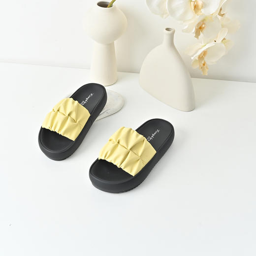 经典鲨2025年夏季新品露趾厚底舒适甜美褶皱实用室内外休闲凉拖鞋KW393-529011 商品图3