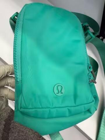瑕疵Lululemon Water Bottle 男女款防泼水前侧口袋轻盈2L斜挎水壶包 商品图2