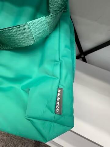 瑕疵Lululemon Water Bottle 男女款防泼水前侧口袋轻盈2L斜挎水壶包 商品图3