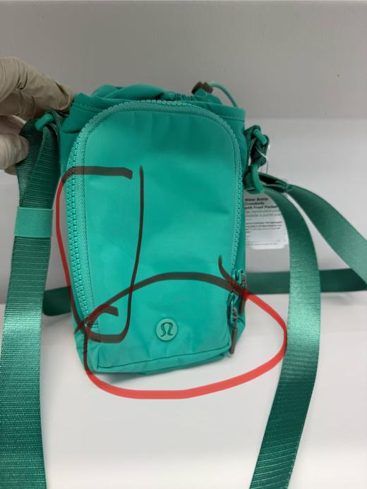 瑕疵Lululemon Water Bottle 男女款防泼水前侧口袋轻盈2L斜挎水壶包 商品图4