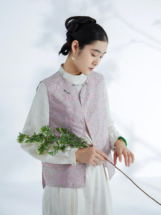 荷言HEYEN 初樱 八达晕纹非遗名家宋锦马甲手工缠金线燕尾盘扣高级定制 商品图2