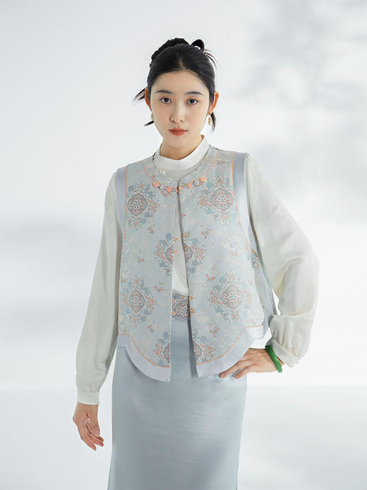 荷言HEYEN 梦璃 四合如意纹真丝织金马甲蓝色盘香一字扣高定系列 商品图0