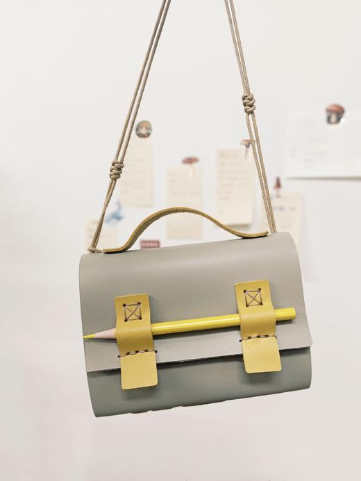 【现货】原创手工牛皮背包笔记本 / 樟木扣手工牛皮笔记本 包包 文创 广西师范大学出版社 商品图12