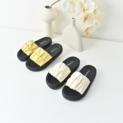 经典鲨2025年夏季新品露趾厚底舒适甜美褶皱实用室内外休闲凉拖鞋KW393-529011 商品图2