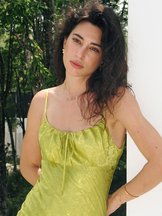 TR她热 极光琉璃 黄绿色缎面提花系带显瘦复古露背吊带连衣裙 商品图1